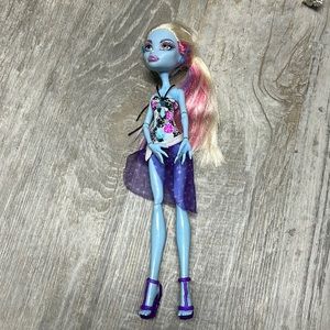 Monster High Skull shores Abbey Bominable Doll